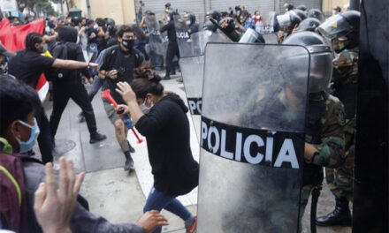 Agentes de la PNC bajan la guardia y piden paz a manifestantes