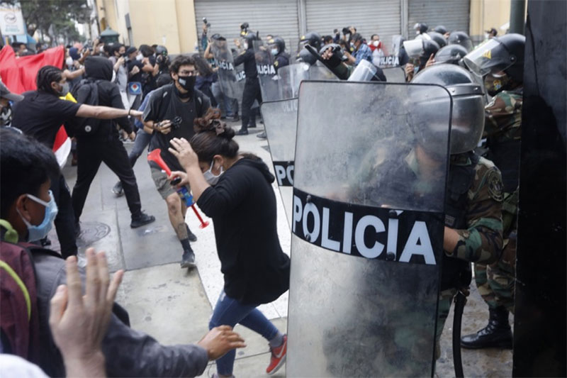 Agentes de la PNC bajan la guardia y piden paz a manifestantes