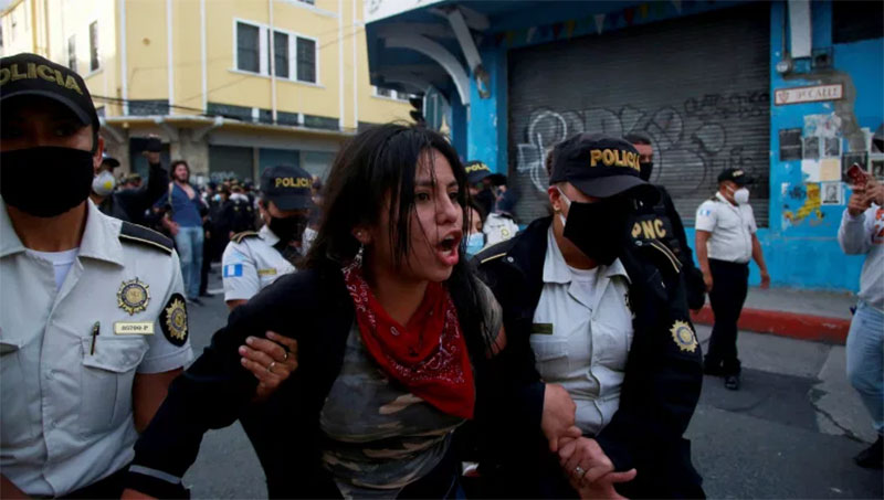 Ordenan investigar a más de 25 agentes de la PNC por las detenciones hechas el 21N