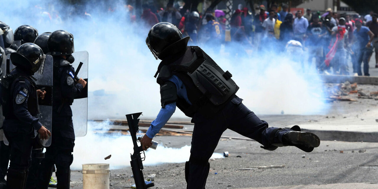 VIDEO | Director de PNC, Edwin Ardiano, lanzó bomba lacrimógena a manifestantes el Sábado pasado