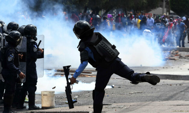 VIDEO | Director de PNC, Edwin Ardiano, lanzó bomba lacrimógena a manifestantes el Sábado pasado