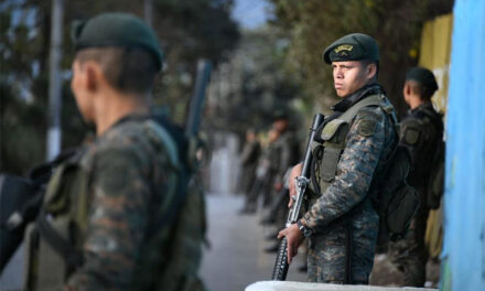 Camión del Ejército con soldados a bordo cae en un barranco de ruta Interamericana
