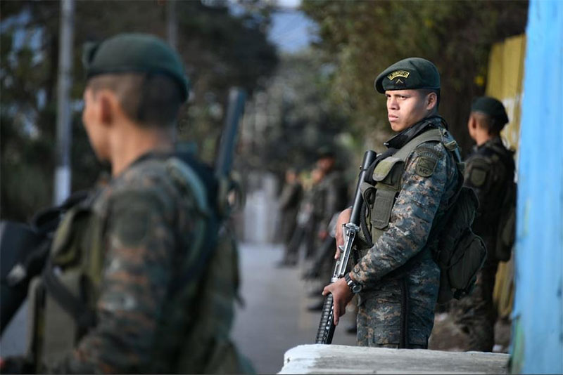 Camión del Ejército con soldados a bordo cae en un barranco de ruta Interamericana