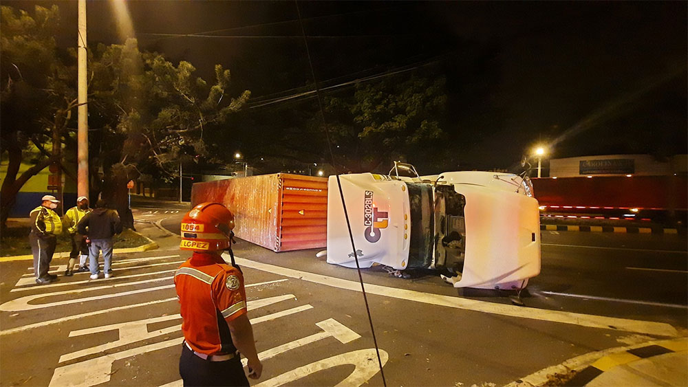 Tráfico afectado hacia el Atlántico luego de que un tráiler perdiera el control