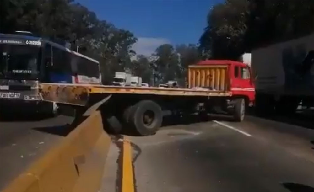 VÍDEO:  Camión tapa la villa en villa Lobos complicaciones en el tráfico