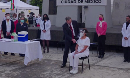 Aplican la primera dosis de Covid-19 a una enfermera en México