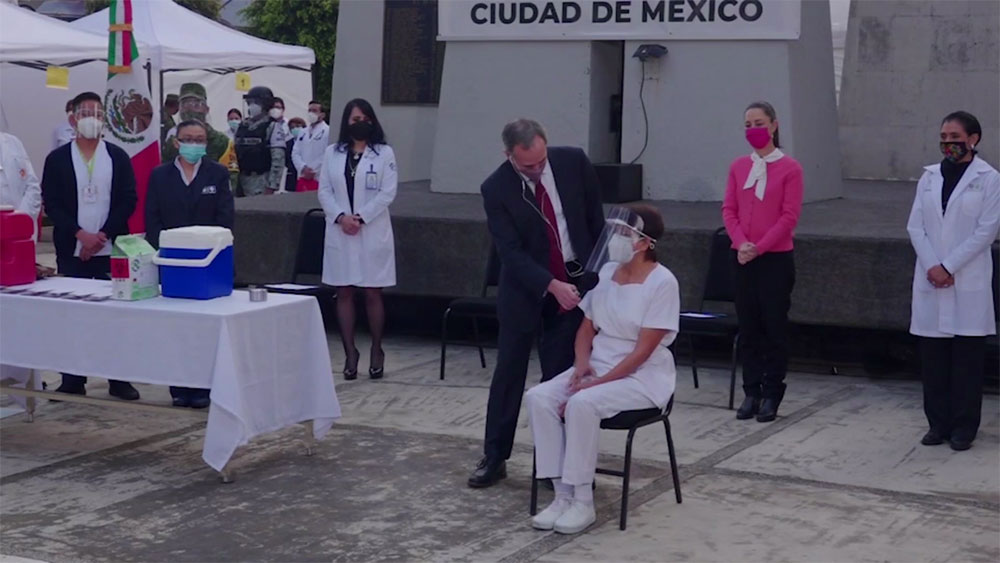 Aplican la primera dosis de Covid-19 a una enfermera en México