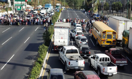 Fuerte bloqueo en ruta al Pacífico, pobladores exigen agua potable