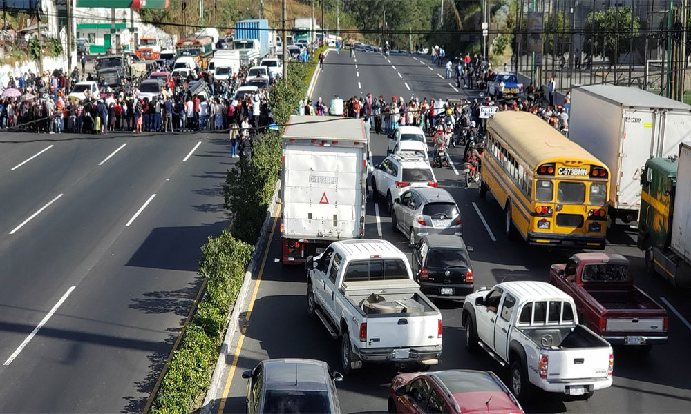 Fuerte bloqueo en ruta al Pacífico, pobladores exigen agua potable