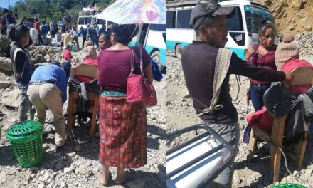 Mujer es trasladada en silla después de dar a luz a su bebe por el mal camino en Huehuetenango