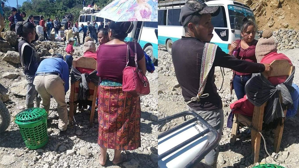 Mujer es trasladada en silla después de dar a luz a su bebe por el mal camino en Huehuetenango