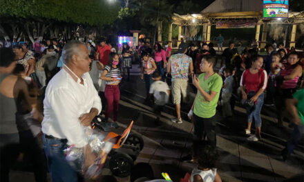 Inauguran festival navideño en Escuintla sin mascarillas ni distanciamiento