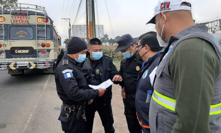 Agentes de la PNC detienen a un bus cuando se diria a una manifestación