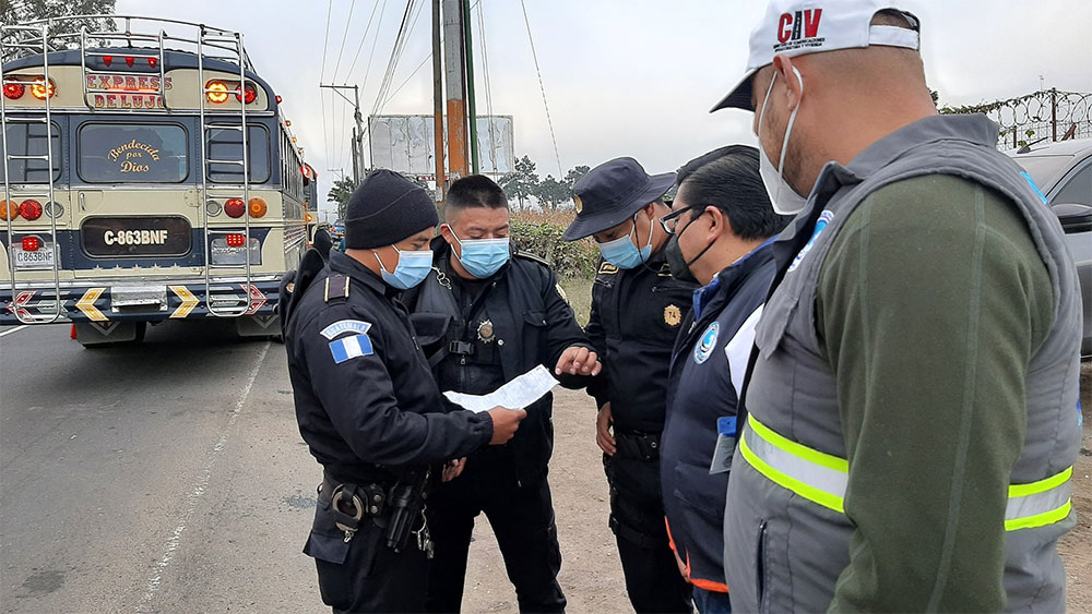 Agentes de la PNC detienen a un bus cuando se diria a una manifestación