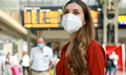 Tras aplicar la vacuna para el Covid-19 puedes dejar de usar mascarilla