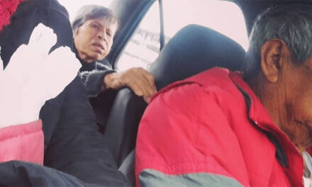 El taxista que hace sus viajes con su esposa enferma de Alzheimer