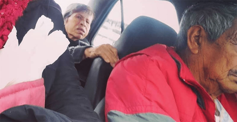 El taxista que hace sus viajes con su esposa enferma de Alzheimer