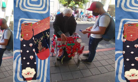 El vendedor de calcetines navideños en la zona 1 se hizo viral