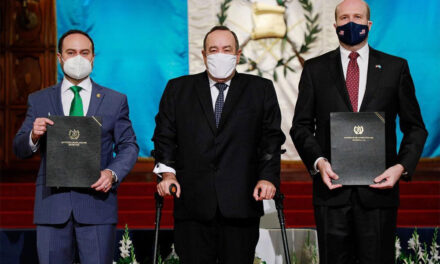 Presidente de Guatemala firma un memorando con el embajador de Estados Unidos