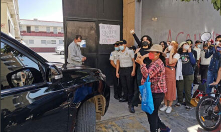 Un grupo de estudiantes manifiestan frente al Congreso