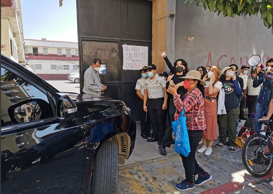Un grupo de estudiantes manifiestan frente al Congreso