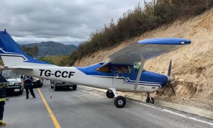 Avioneta con imperfecciones mecánicos aterriza de urgencia en carretera de San Juan Sacatepéquez