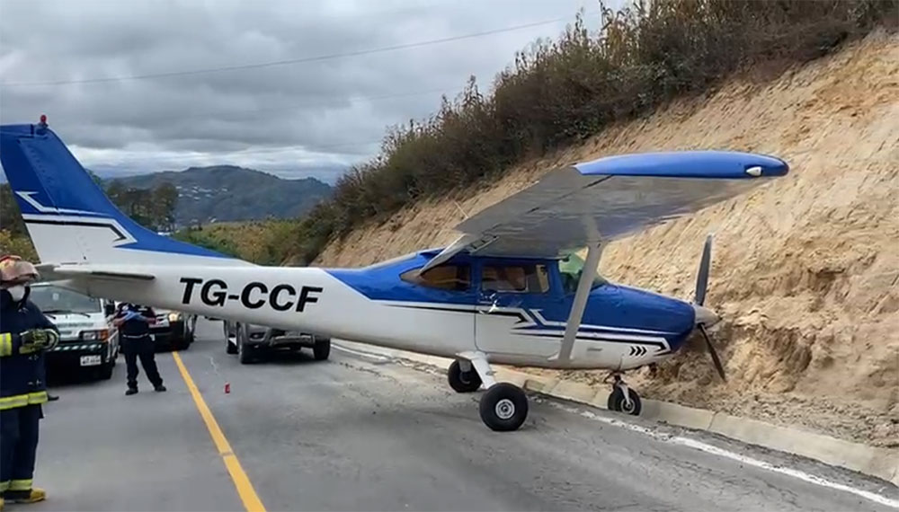 Avioneta con imperfecciones mecánicos aterriza de urgencia en carretera de San Juan Sacatepéquez