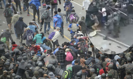 VIDEO: Agentes de la PNC lanzan gas lacrimógeno a migrantes hondureños
