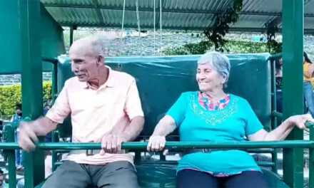 VIDEO: Pareja de abuelitos son admirados por subirse al columpio más grande de Guatemala