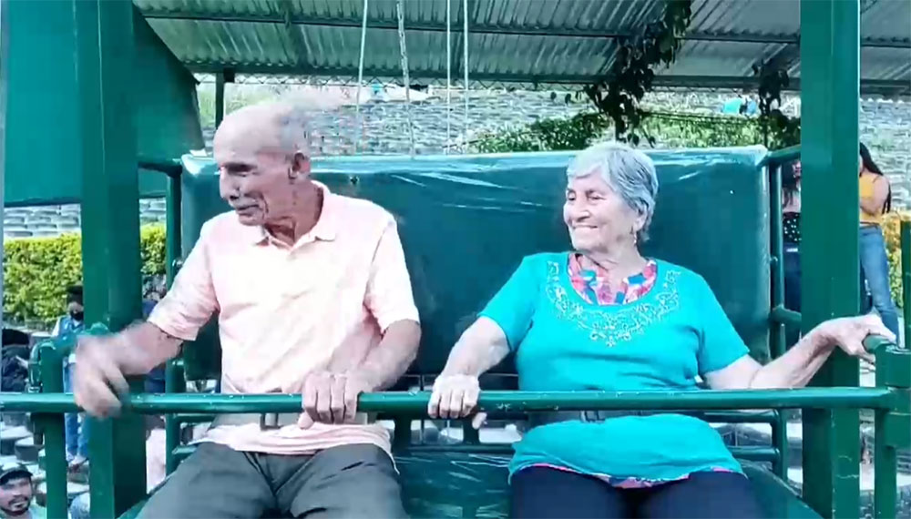 VIDEO: Pareja de abuelitos son admirados por subirse al columpio más grande de Guatemala