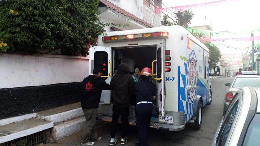 Una señora de 40 años dio a luz a su sexto hijo en la vía pública