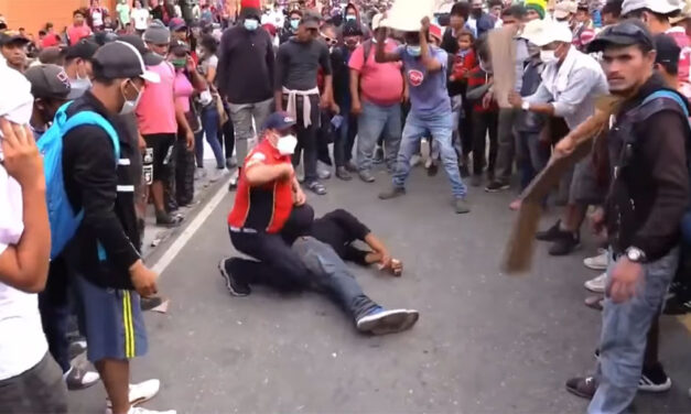 VIDEO: Migrante hondureño se desmaya en el asfalto, por los síntomas podría ser por Covid-19