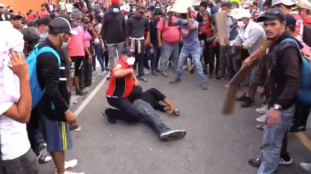 VIDEO: Migrante hondureño se desmaya en el asfalto, por los síntomas podría ser por Covid-19