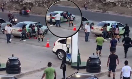 VIDEO: Momento en que un hombre agrede a su pareja en un parqueo de gasolinera