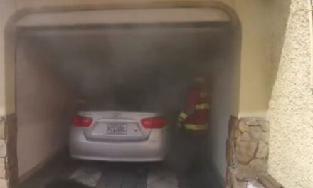 VÍDEO: Vehículo se prende en llamas dentro del parqueo de un Hotel en la Reformita