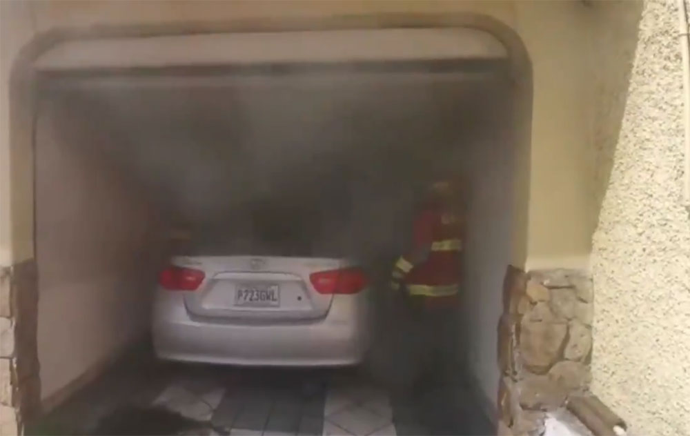 VÍDEO: Vehículo se prende en llamas dentro del parqueo de un Hotel en la Reformita