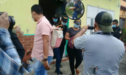 ESCUINTLA: Capturan a una mujer con Q350 mil durante allanamiento por la PNC