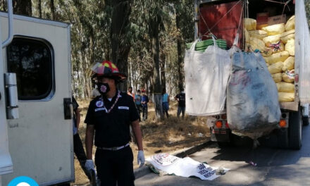 Peatón cae justo cuando camión de basura pasaba por el sector