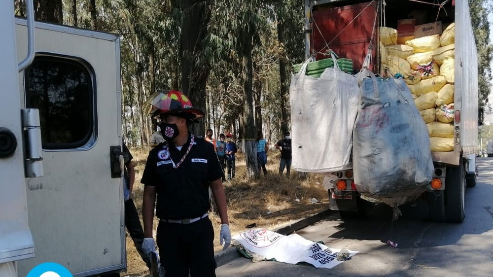 Peatón cae justo cuando camión de basura pasaba por el sector