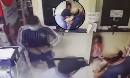 VIDEO: Ladrón amenaza a un hombre con arma de fuego frente a una niña
