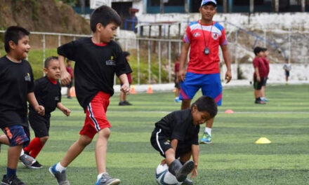 La historia del niño que juega fútbol con botas de hule