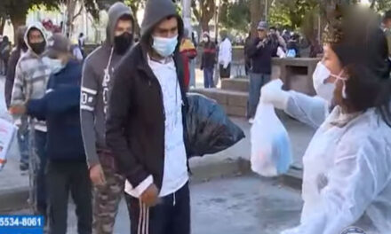 VIDEO: Católicos brindan alimentos a personas indigentes de la zona 1