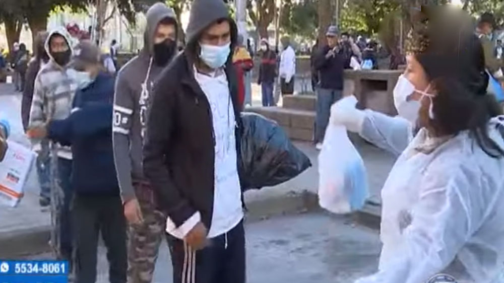 VIDEO: Católicos brindan alimentos a personas indigentes de la zona 1