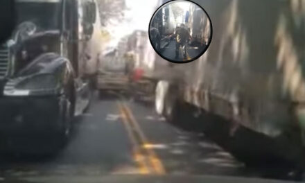 VIDEO: Fuerte accidente entre un pickup y dos tráileres en Cocales Mazatenango
