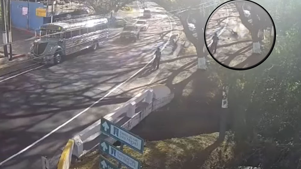 VIDEO: Motorista pierde el volante y arrolla a madre e hijo