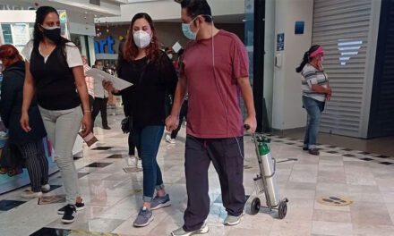 COVID-19: Hombre con tanque de oxígeno pasea un centro comercial