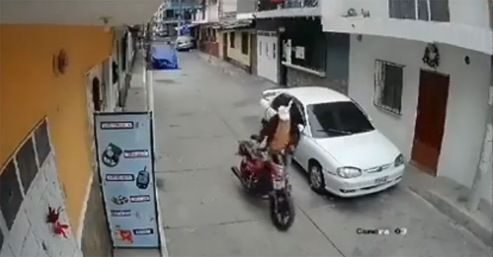 VÍDEO: Cámara capta a hombre robando una motocicleta