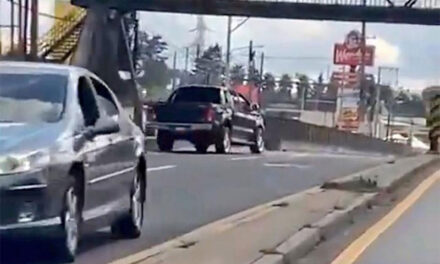 VÍDEO: Multan a vehículo que conduce en contra de la vía en Carretera a el Salvador