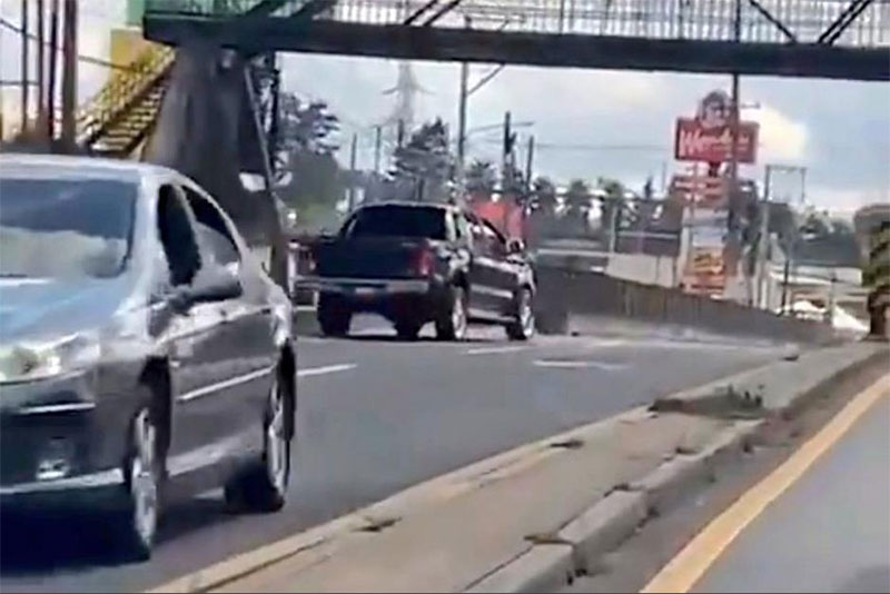 VÍDEO: Multan a vehículo que conduce en contra de la vía en Carretera a el Salvador