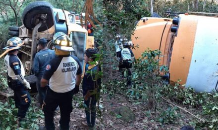 Bus se accidentó en Escuintla, cuando iba rumbo a la playa